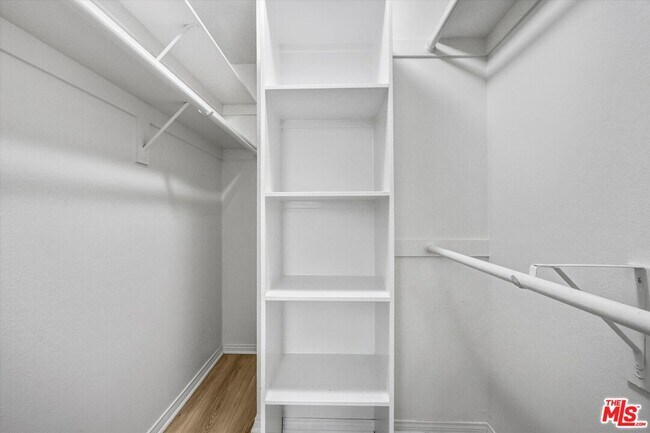 Building Photo - 2222 Beachwood Dr