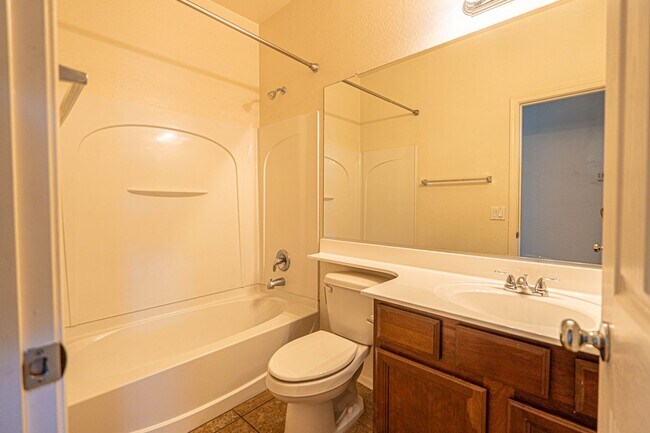Building Photo - Move in READY! Perfect 3 bed/ 2 bath home ...