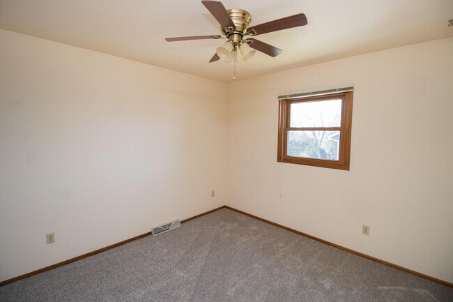 Building Photo - 1055 S Imperial Dr
