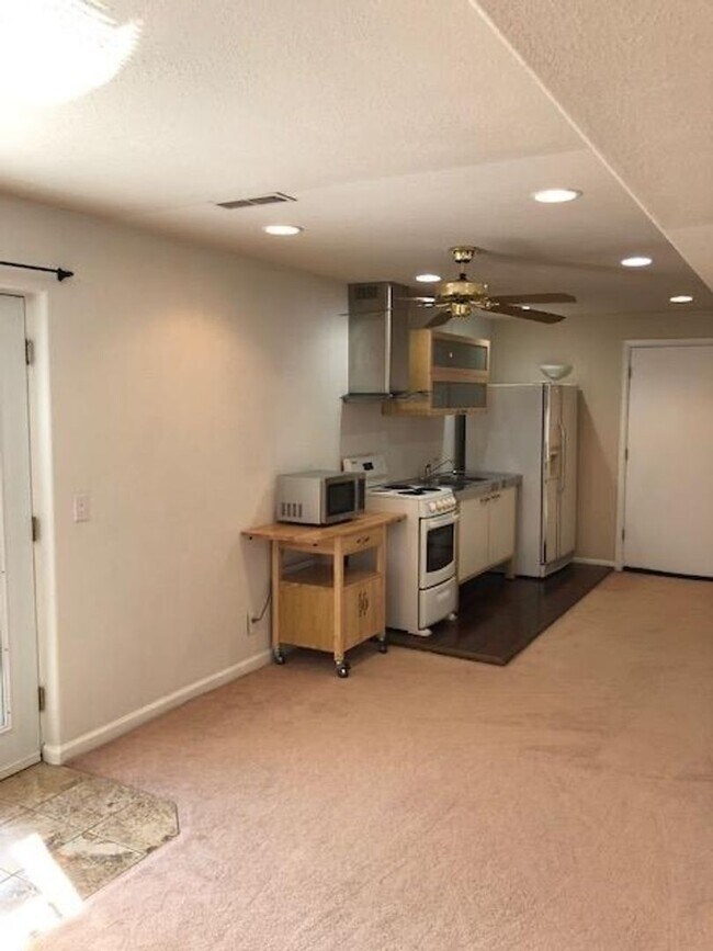 Building Photo - Charming Studio in Superior