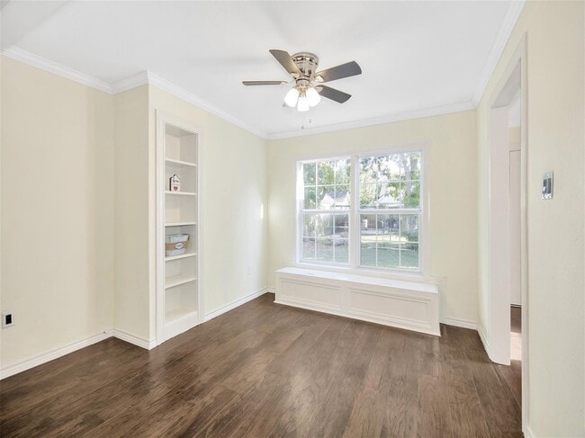 Building Photo - 703 E Adoue Ave