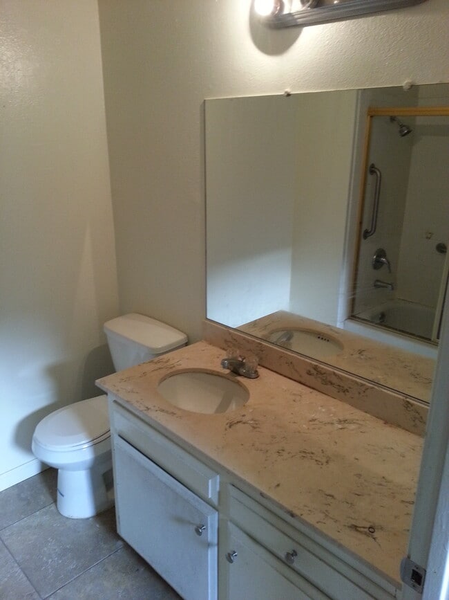 Hall Full Bathroom - 621 E Yorkshire Dr