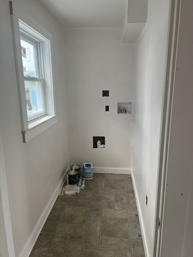 Building Photo - Newly renovated first Floor 1-Bedroom Apar...
