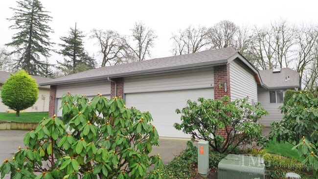 Building Photo - Roomy One Level 2 Bdrm Duplex w/ Open Floo...