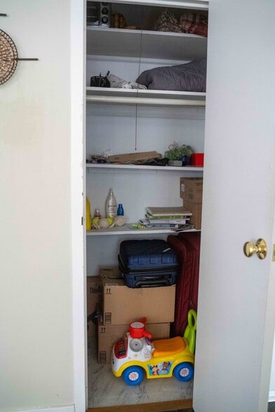 Building Photo - 6157 N Sheridan Rd