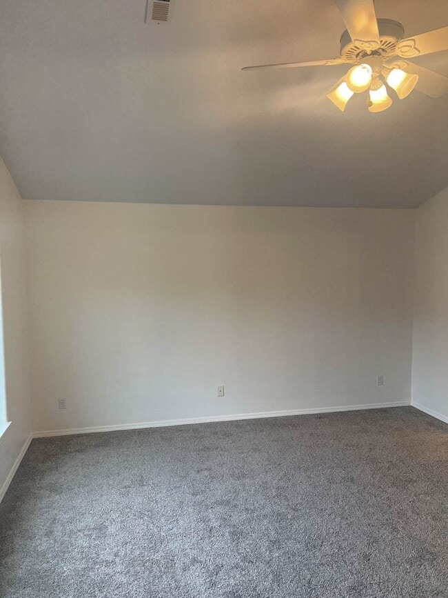 Building Photo - Beautiful West Linn Home in a Quiet, Desirable Neighborhood