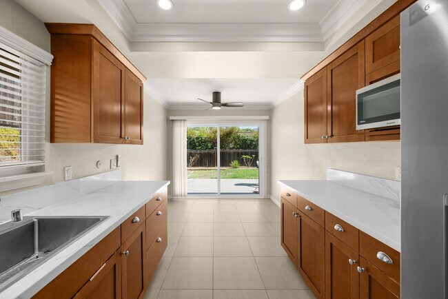 Building Photo - Beautifully upgraded 4-bedroom, 3.5-bathro...