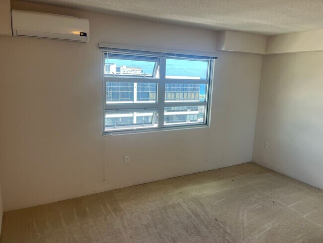 Building Photo - 2 Bedroom, 1.5 Bath, 1 Parking Close to Everything
