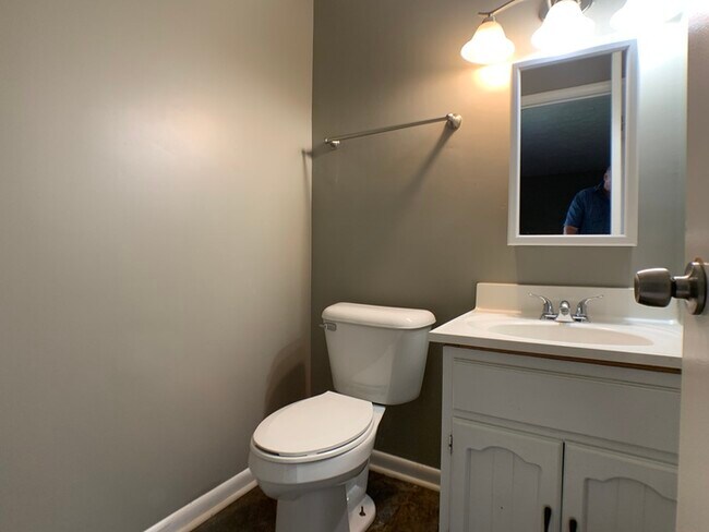 Building Photo - Cute Ranch in Lawrence with a Deck!