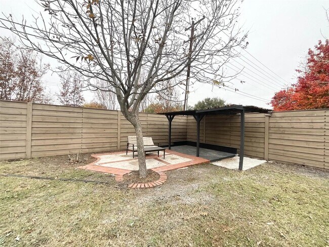 Building Photo - 8701 Woodlake Dr