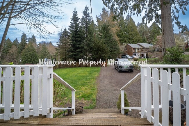 Building Photo - Sunny, Bright 2 bedroom in Poulsbo, Community Beach/Playground