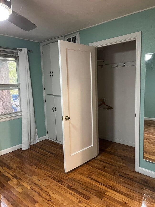 Building Photo - Beautiful Central Bench Home