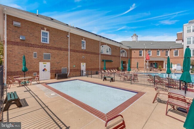 Building Photo - 5108 English Terrace