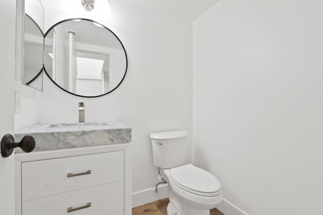 Building Photo - Rehabbed Newport Beach Townhome