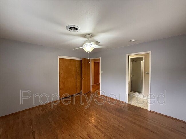 Building Photo - 1537 Maplewood Dr