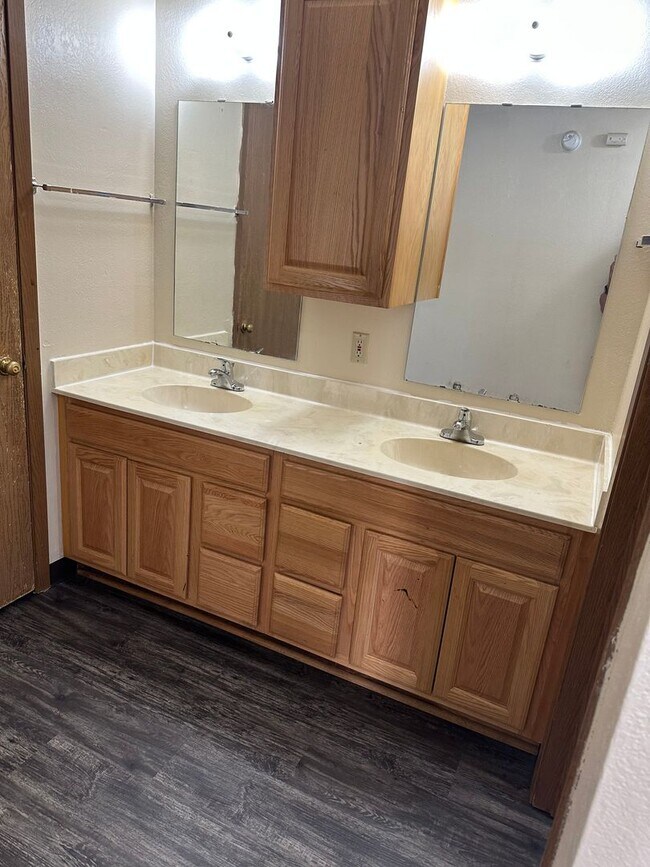 Building Photo - Four Bedroom Apartment