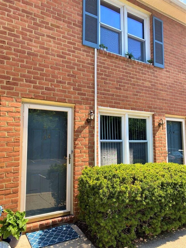 Building Photo - 714 Rosedale St