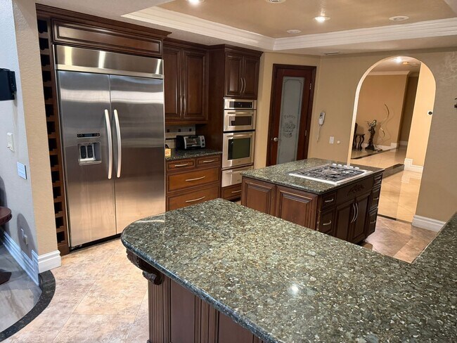 Building Photo - Custom Estate