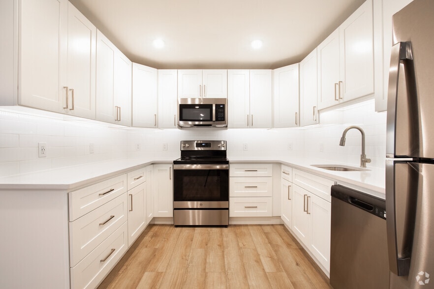 Primary Photo - Spruce Pond Country Club Apartments