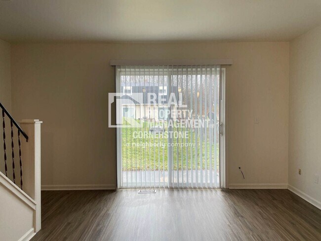 Building Photo - Updated & Inviting 2-Bedroom Townhome in Q...