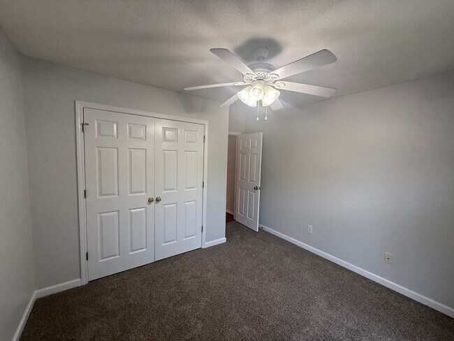 Building Photo - Great Location - Great Neighborhood - Grea...