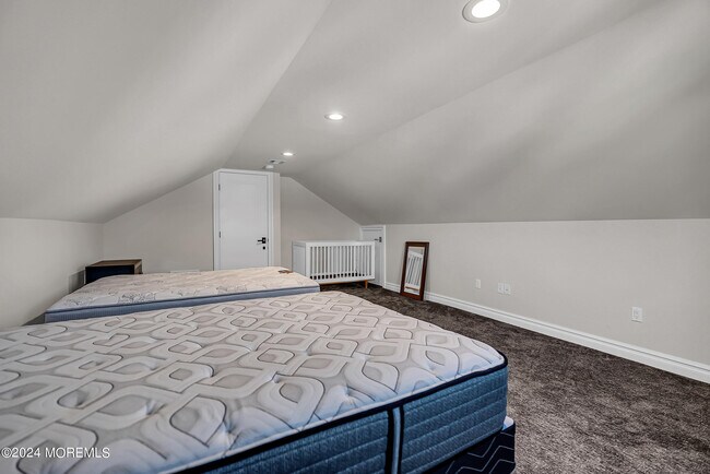 Building Photo - 215 Hollywood Ave