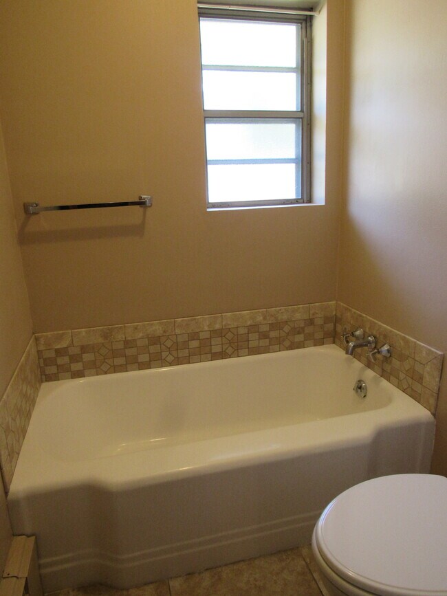 Building Photo - 1012 16th 1/2 St