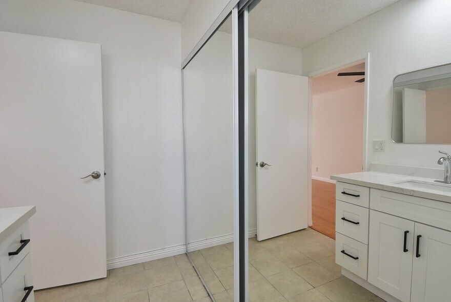 Building Photo - 4930 Whitsett Ave