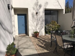Building Photo - Studio available in quiet complex