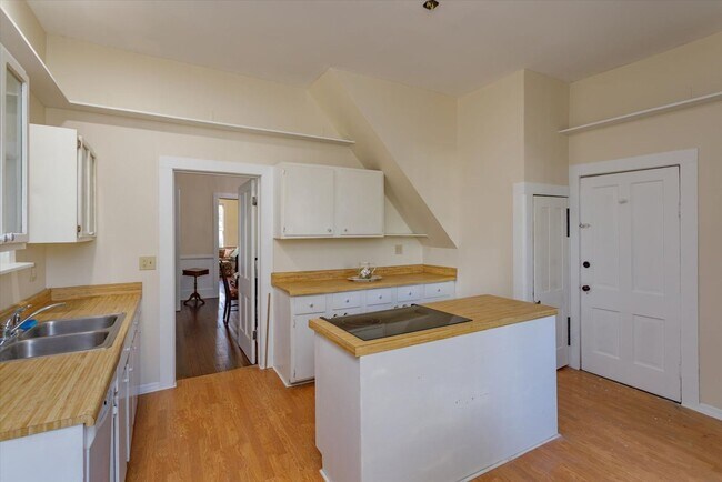 Building Photo - Mid term historic furnished rental