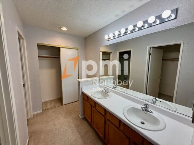 Building Photo - 201 Sea Crest Cir