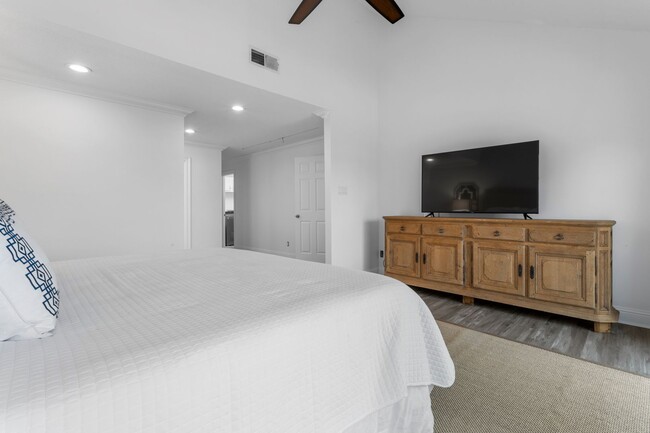 Building Photo - Oak Cove Condo