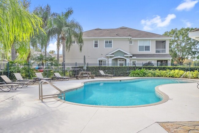 Building Photo - 2050 Park Crescent Dr