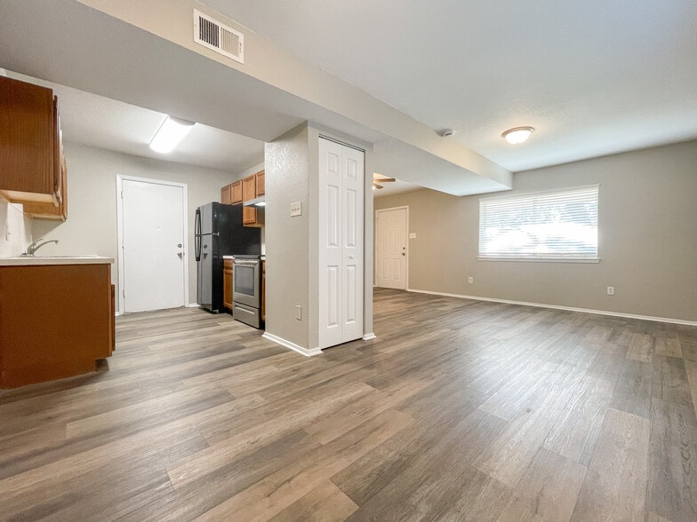 Building Photo - 407 N Bermuda St