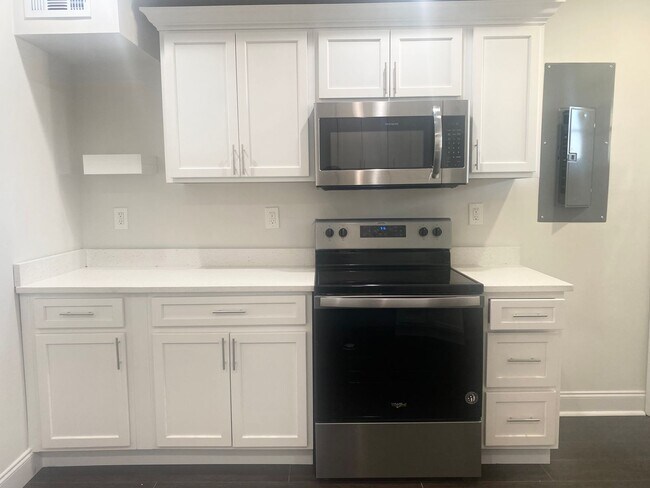 Building Photo - FOR RENT - 2BR/2.5BA Townhome