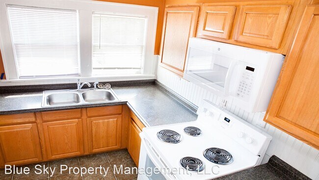 Building Photo - 4 br, 1 bath House - 400 N. Reserve St.