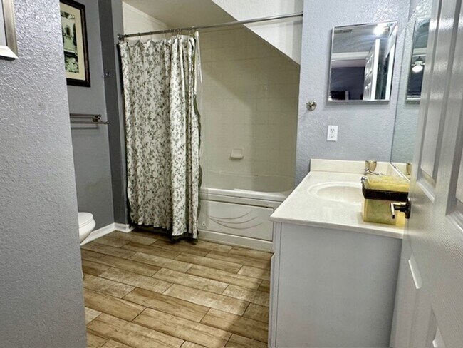 Building Photo - Fully Furnished 4 Bedroom 3 Bath Townhome ...