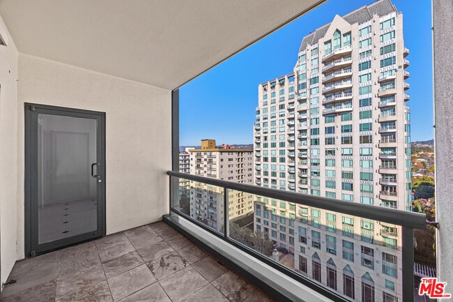 Building Photo - 10724 Wilshire Blvd