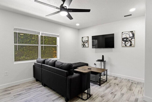 Building Photo - 1422 Dauphin Ln