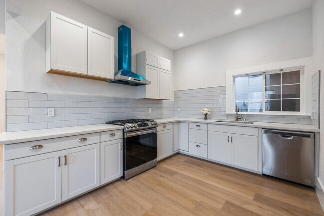 Building Photo - 115 Cuvier St