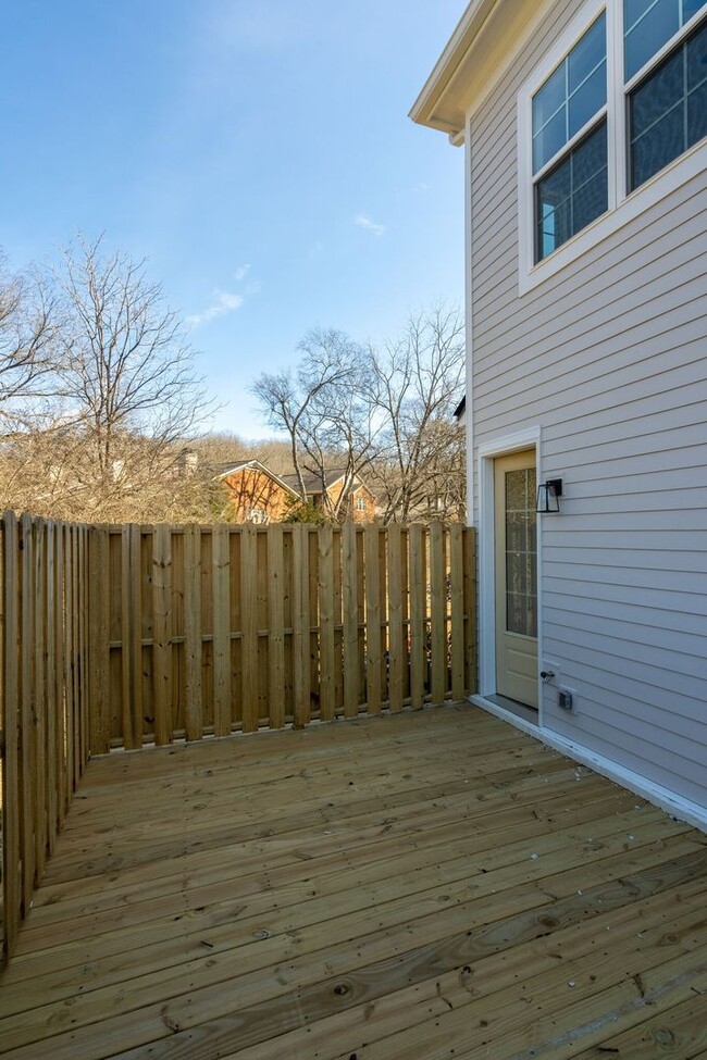 Building Photo - Smoking HOT 2BE/2.5BA townhouse in the gre...