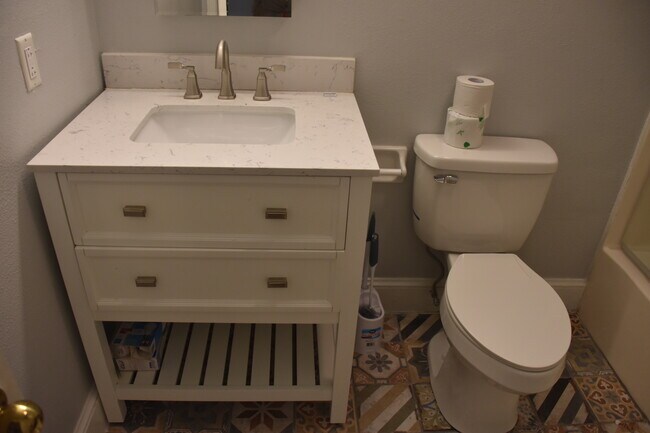 close up of bathroom - 2415 Saint Charles Ave