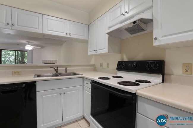 Building Photo - Updated Wyndemere Condo at Yacht Cove – Fr...