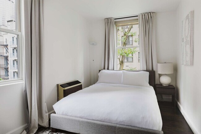 Building Photo - 323 E 51st St