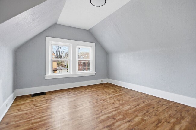 Building Photo - Kam316