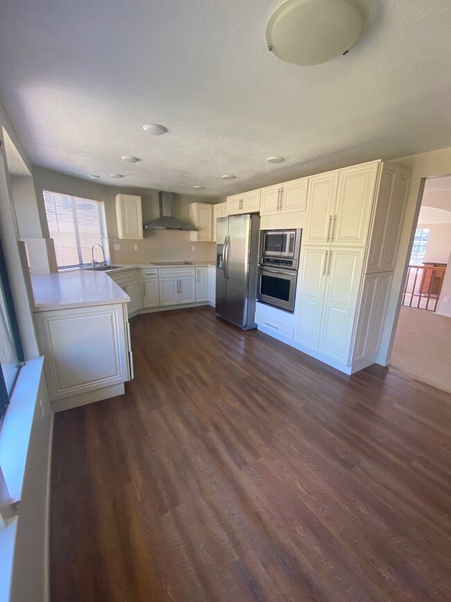 Building Photo - Large 4 Bedroom / 2.5 Bath House in Foster...
