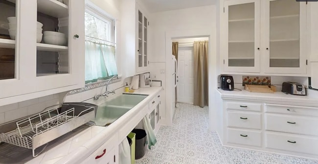 Building Photo - Charming 3-Bedroom Home in the Heart of th...