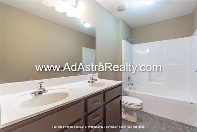 Building Photo - Gorgeous Like New KCMO Townhome-Available ...