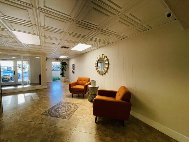 Building Photo - 400 N Riverside Dr