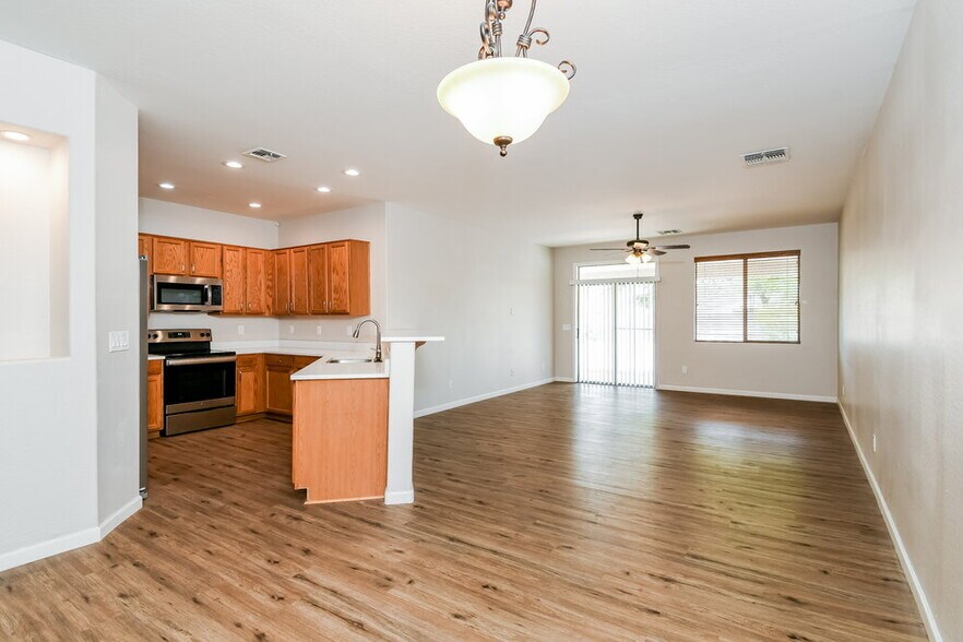 Building Photo - 1062 E Nickleback St